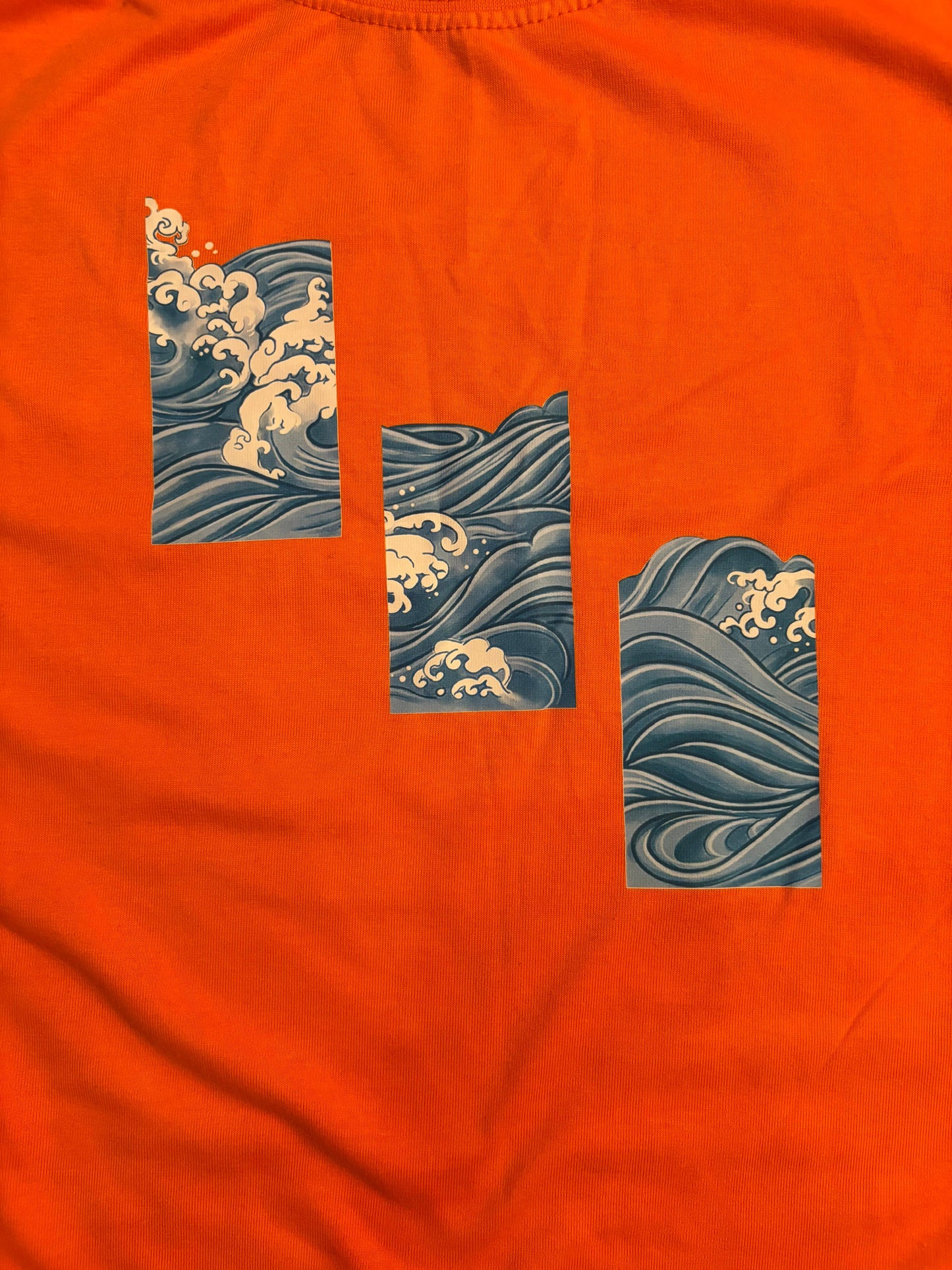 SEA WAVES T-shirt.